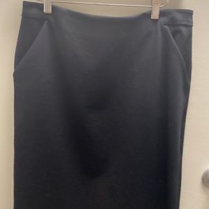 Woman’s casual business skirt slim fit with front pockets.